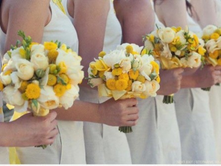 Hoa cưới cầm tay màu vàng kết từ hoa mẫu đơn