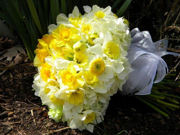Hoa cưới cầm tay màu vàng kết từ hoa thủy tiên
