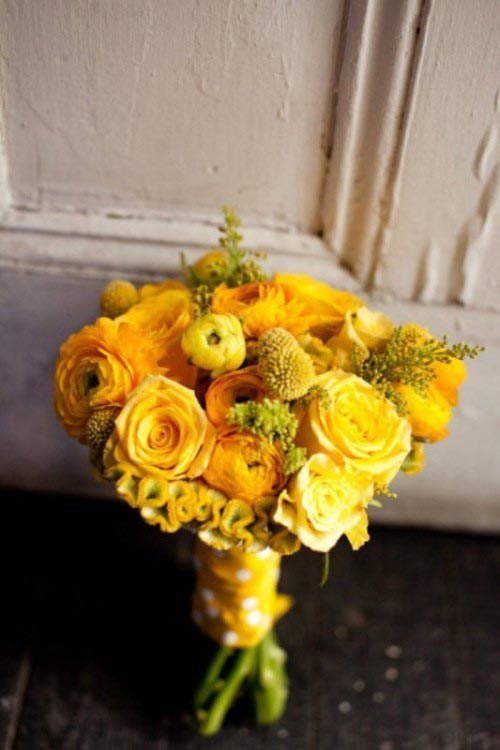 Hoa cưới cầm tay màu vàng kết với cúc hoàng anh