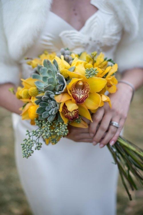 Hoa cưới cầm tay màu vàng kết hợp với hoa sen đá
