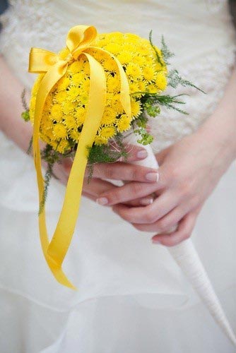 Hoa cưới cầm tay màu vàng kết từ hoa cúc