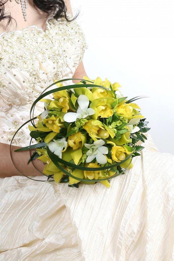 Hoa cưới cầm tay màu vàng kết từ hoa địa lan