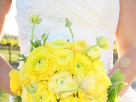 Hoa cưới cầm tay màu vàng kết từ hoa mao lương