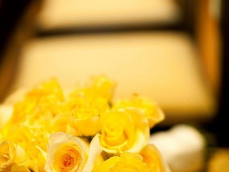 Hoa cưới cầm tay màu vàng kết từ hoa hồng