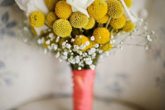 Hoa cưới cầm tay màu vàng kết từ hoa cúc pingpong