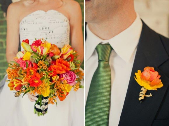 Hoa cưới cầm tay màu cam kết từ nhiều loại hoa khác nhau