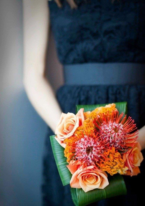 Hoa cưới cầm tay màu cam kết từ hoa cúc Pincushion