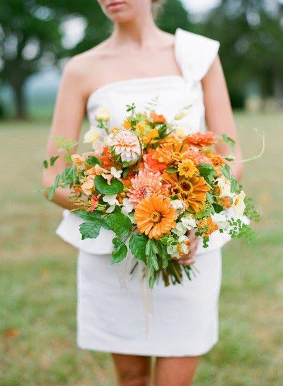 Hoa cưới cầm tay màu cam với phong cách phóng khoáng