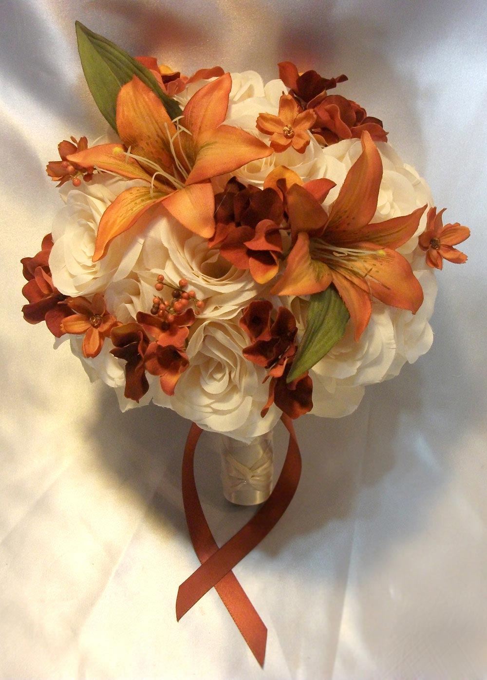 Hoa cưới cầm tay màu cam kết từ hoa hồng bằng vải