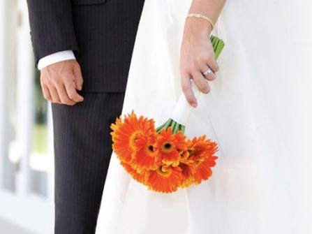 Hoa cưới cầm tay màu cam kết từ hoa cúc đồng tiền