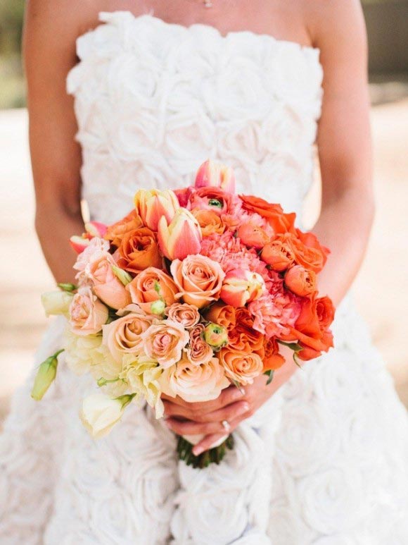 Hoa cưới cầm tay màu cam với phong cách màu ombré