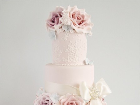 Bánh cưới màu hồng kết hợp với bông hồng giấy