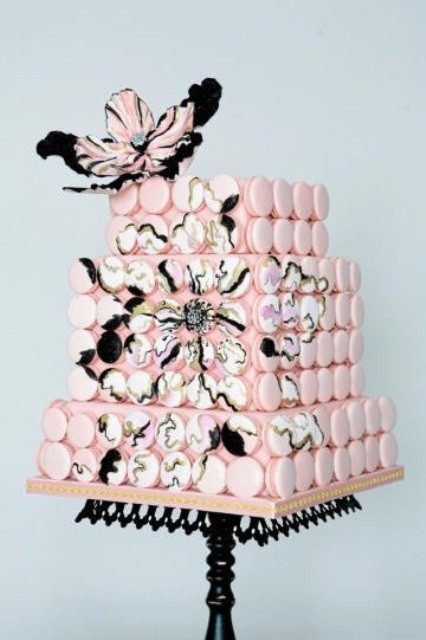 Bánh cưới màu hồng với họa tiết màu đen