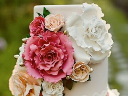 Bánh cưới màu hồng ombre kết hợp bông giấy