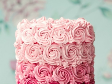 Bánh cưới màu hồng với họa tiết hình bông