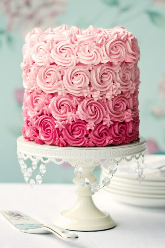 Bánh cưới màu hồng với họa tiết hình bông