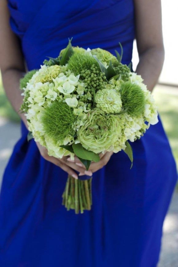 Hoa cưới cầm tay màu xanh lá kết từ hoa cúc zinnia