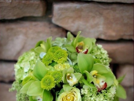 Hoa cưới cầm tay màu xanh lá kết từ hoa cẩm tú cầu