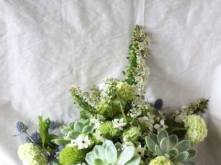 Hoa cưới cầm tay màu xanh lá kết từ hoa cúc