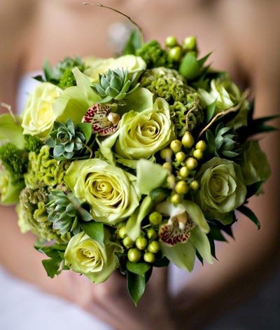 Hoa cưới cầm tay màu xanh lá kết hợp với hoa chuỗi ngọc