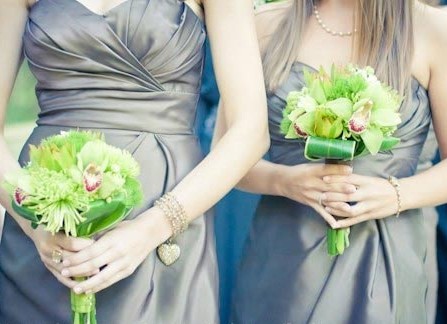 Hoa cưới cầm tay màu xanh lá kết từ hoa địa lan
