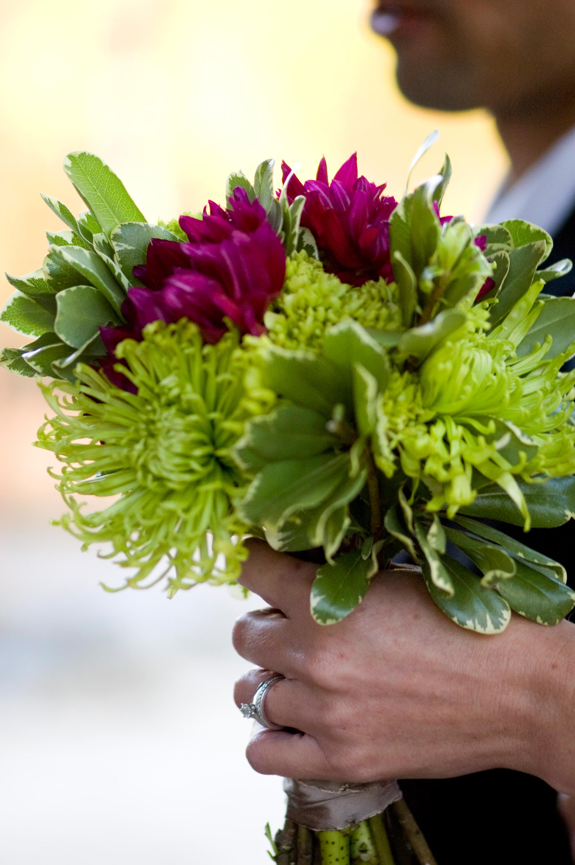 Hoa cưới cầm tay màu xanh lá kết từ hoa thược dược tím
