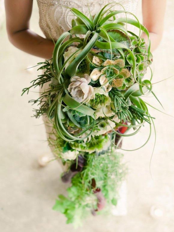 Hoa cưới cầm tay màu xanh lá với các loại lá khác nhau