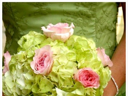 Hoa cưới cầm tay màu xanh lá kết từ hoa cẩm tú