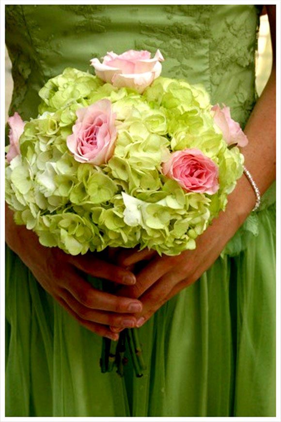 Hoa cưới cầm tay màu xanh lá kết từ hoa cẩm tú