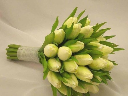 Hoa cưới cầm tay màu xanh lá kết từ hoa tulip