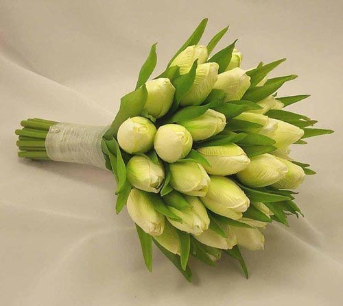 Hoa cưới cầm tay màu xanh lá kết từ hoa tulip