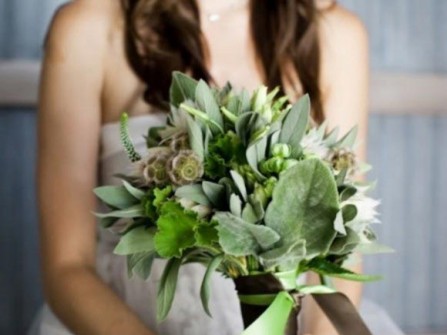 Hoa cưới cầm tay màu xanh lá kết với nhiều loại lá