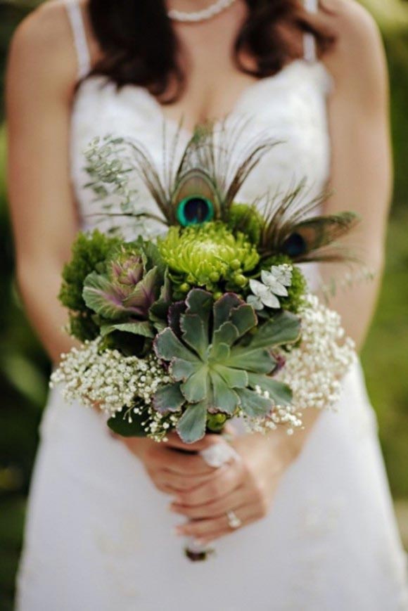 Hoa cưới cầm tay màu xanh lá kết hợp hoa baby trắng