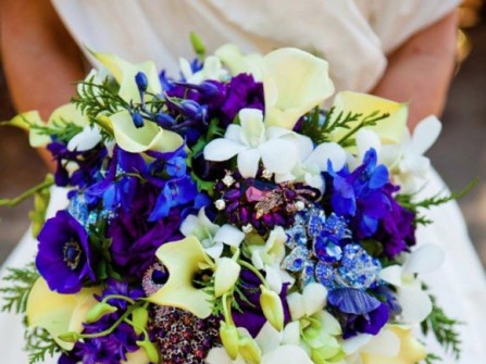 Hoa cưới cầm tay màu xanh dương kết từ lá trắc bách diệp