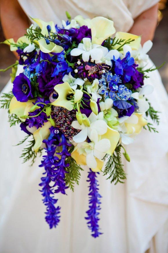 Hoa cưới cầm tay màu xanh dương kết từ lá trắc bách diệp