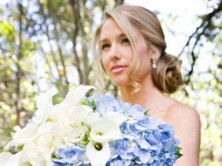 Hoa cưới cầm tay màu xanh dương với hoa loa kèn