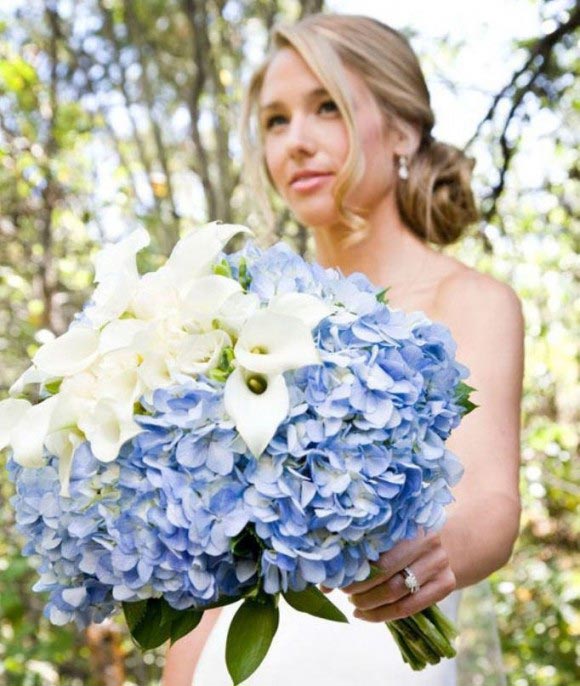 Hoa cưới cầm tay màu xanh dương với hoa loa kèn
