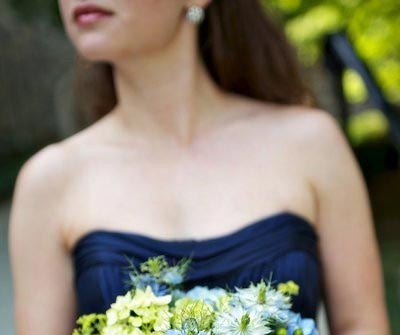 Hoa cưới cầm tay màu xanh dương kết từ hoa cúc hoàng anh