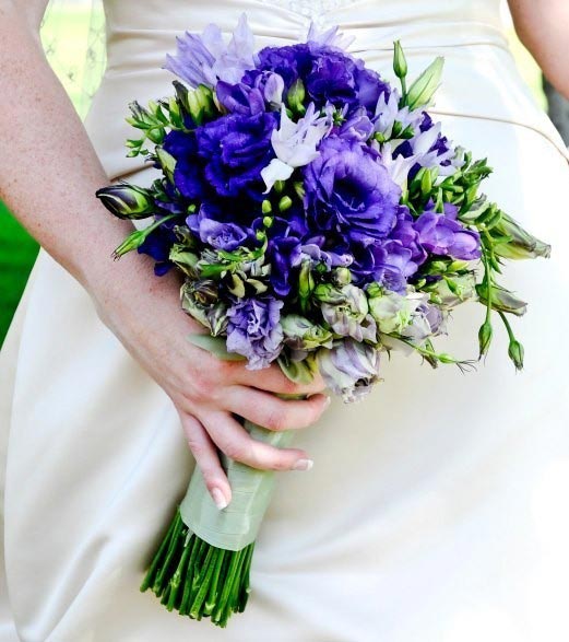 Hoa cưới cầm tay màu xanh dương kết từ hoa cát tường