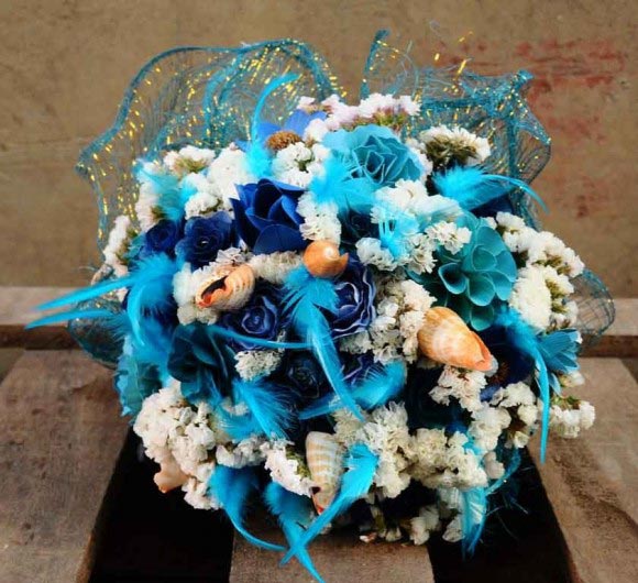 Hoa cưới cầm tay màu xanh dương kết từ vỏ sò