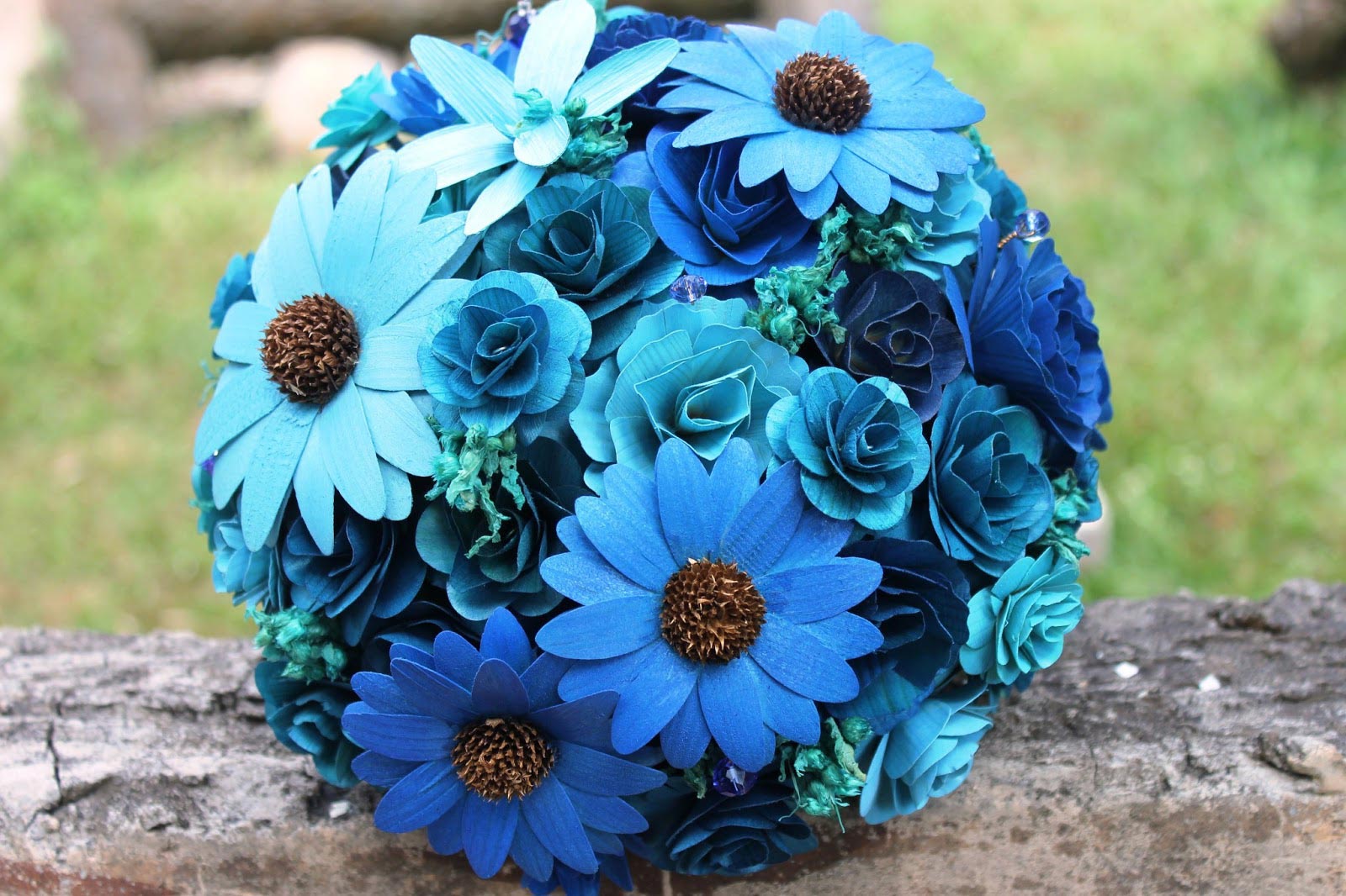 Hoa cưới cầm tay màu xanh dương với hoa cúc bằng giấy