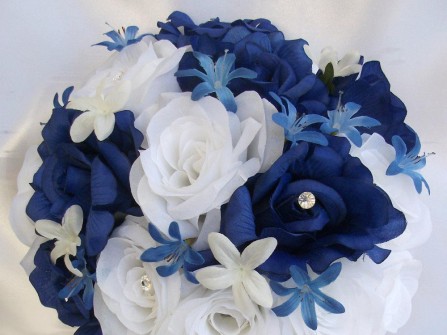 Hoa cưới cầm tay màu xanh dương kết từ hoa hồng trắng và xanh