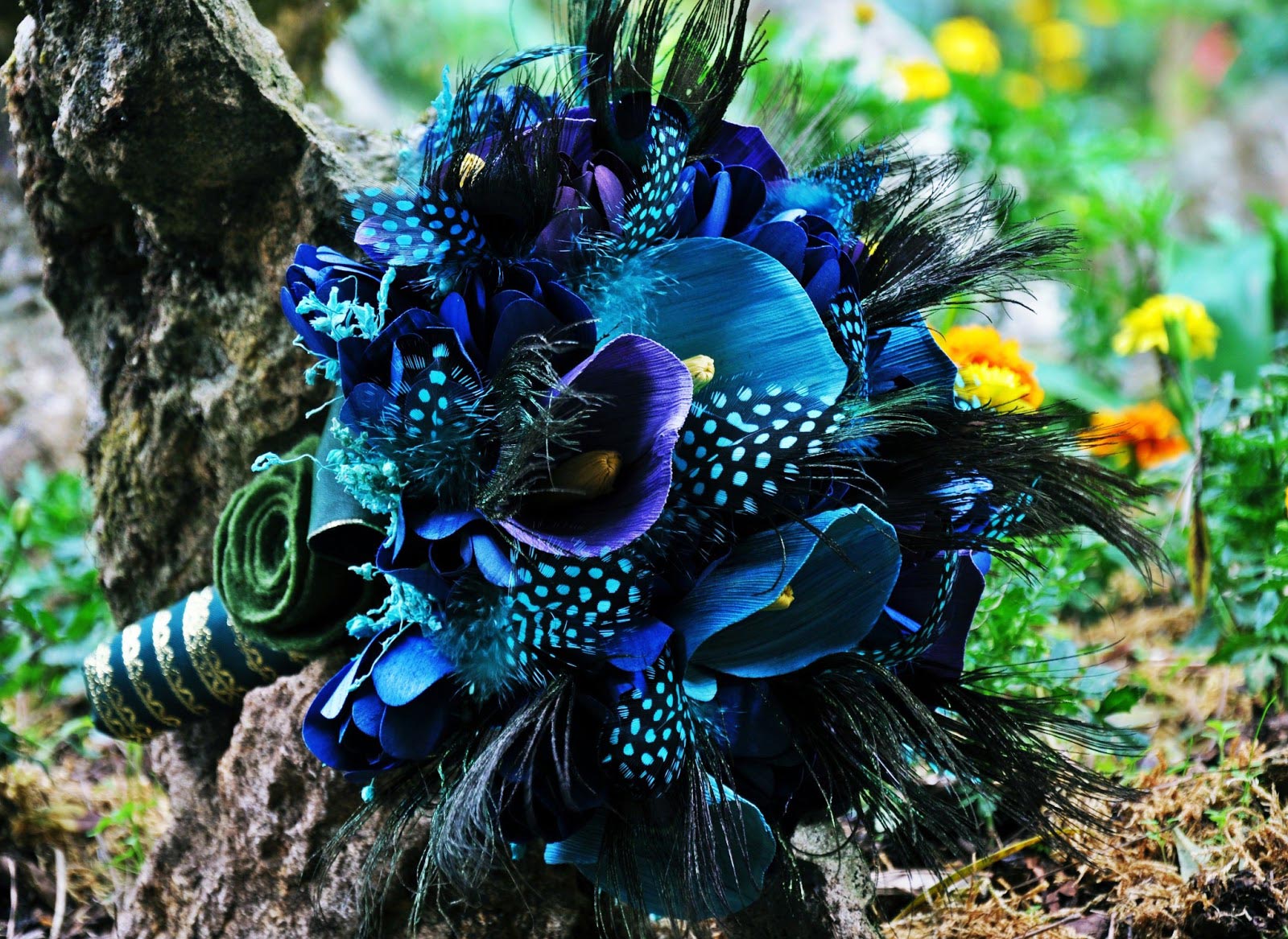 Hoa cưới cầm tay màu xanh dương kết từ hoa vân môn xanh