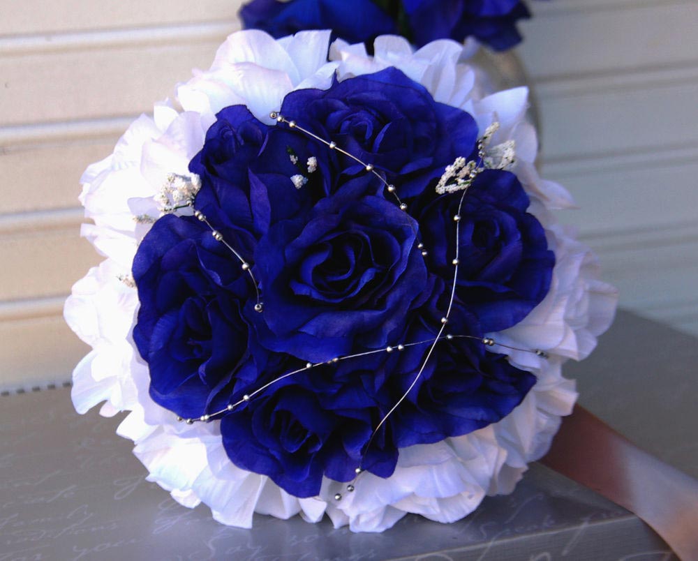 Hoa cưới cầm tay màu xanh dương kết từ hai loại hoa hồng
