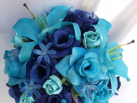 Hoa cưới cầm tay màu xanh dương kết từ hoa hồng và hoa lily