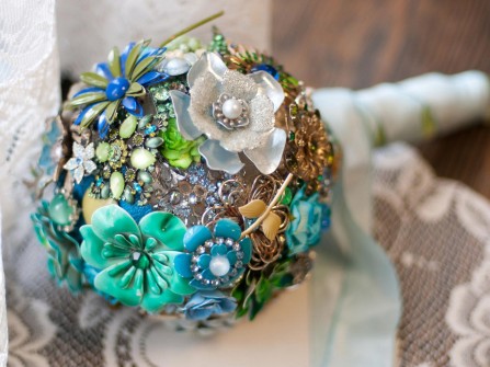 Hoa cưới cầm tay màu xanh dương kết từ hoa kim loại đính đá