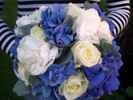 Hoa cưới cầm tay màu xanh dương kết từ hoa hồng và hoa tử dương