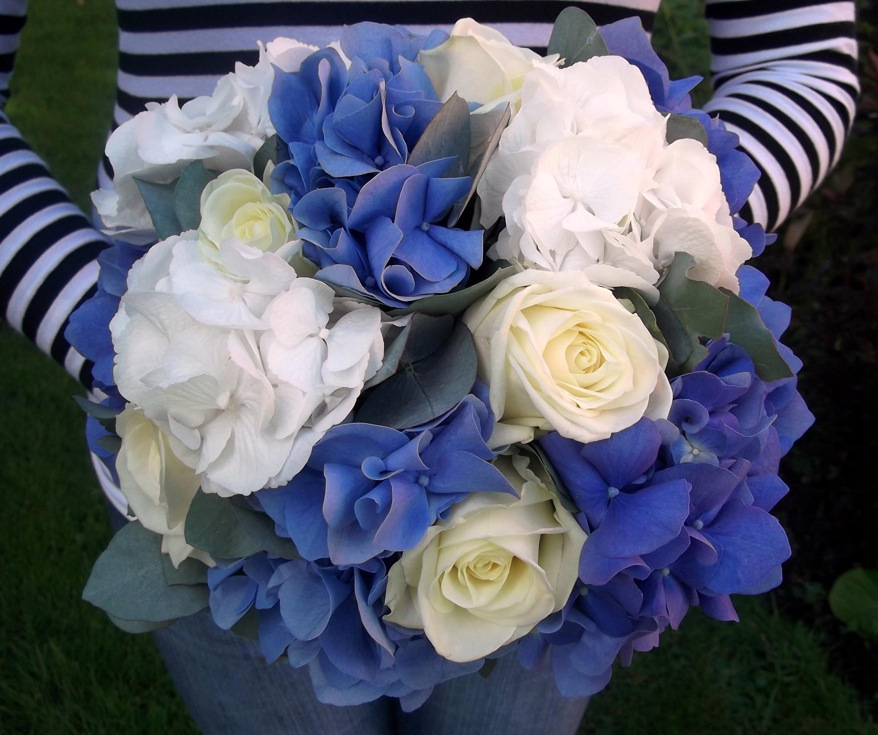 Hoa cưới cầm tay màu xanh dương kết từ hoa hồng và hoa tử dương