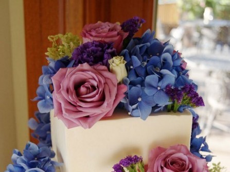 Bánh cưới trang trí hoa tím