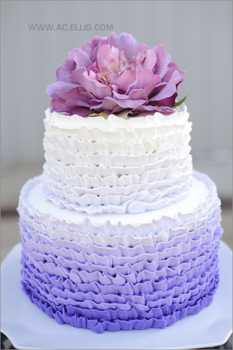 Bánh cưới ombre xếp tầng màu tím